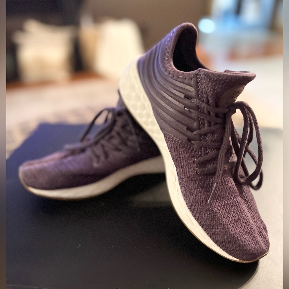 NEW BALANCE ATHLETIC SHOES, Size 8, Excellent Condition, purplish color
